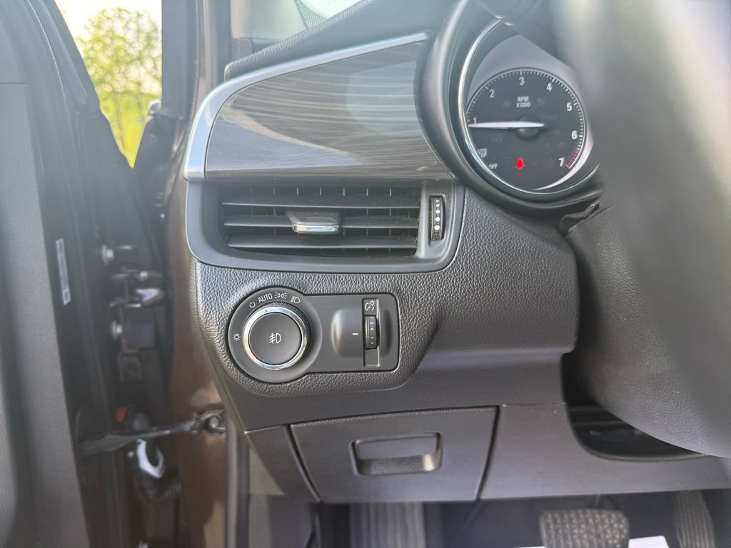 Used 2020 Buick Envision Essence FWD image 36
