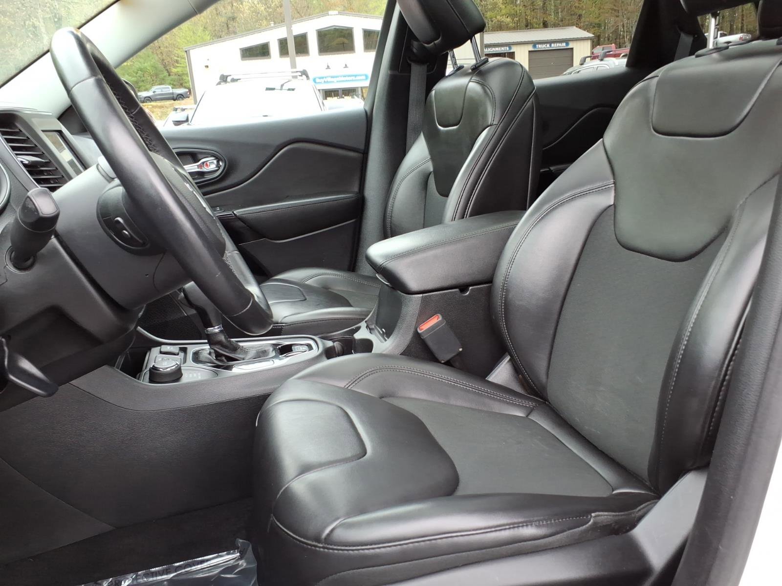 Used 2019 Jeep Cherokee Latitude Plus AWD/4WD image 8