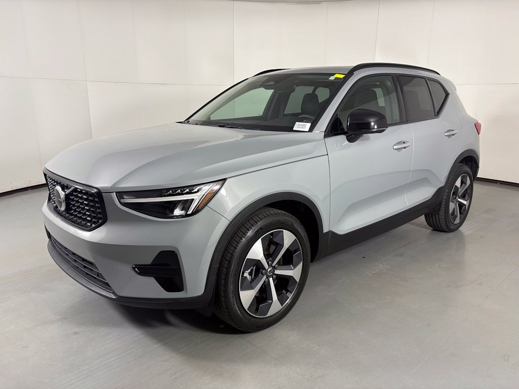 Used 2024 Volvo XC40 B5 Core AWD/4WD image 4