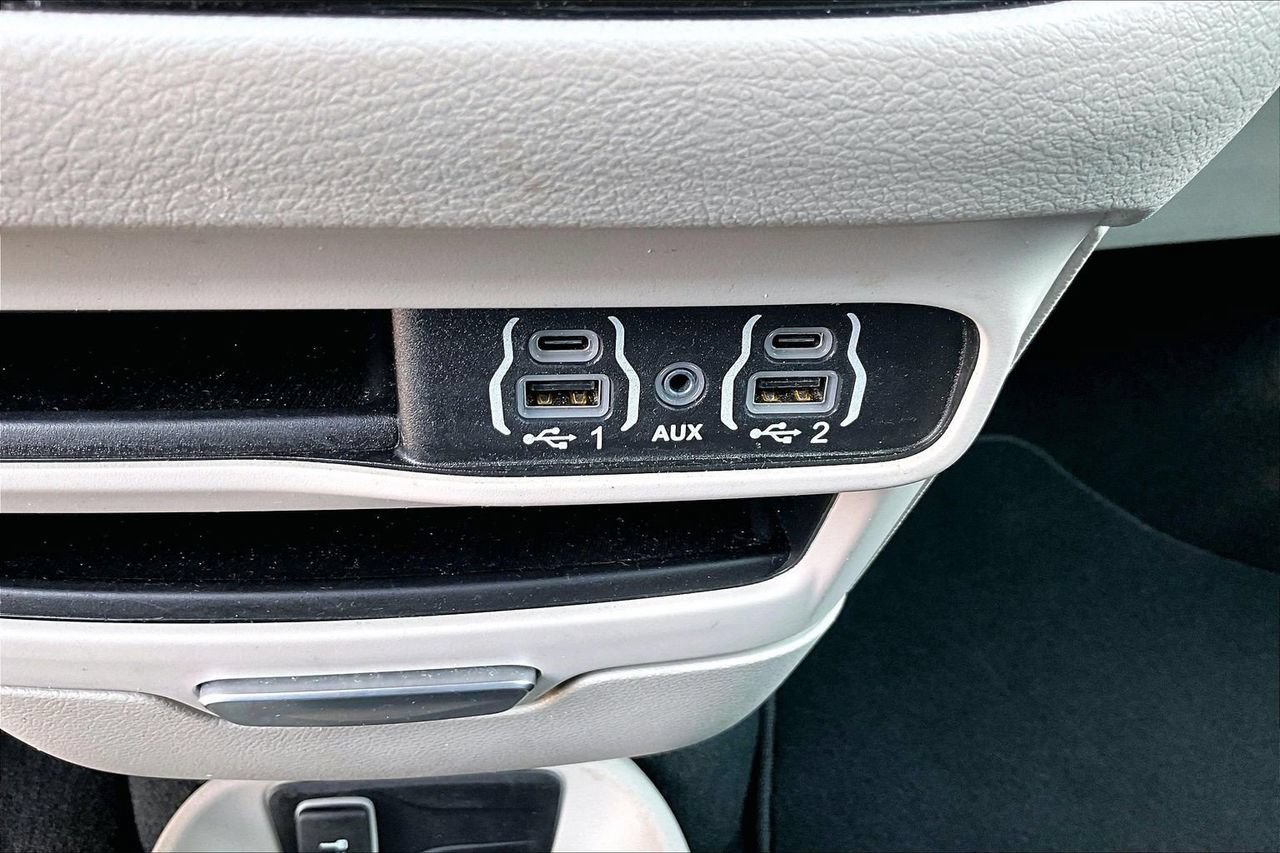 Used 2024 Chrysler Pacifica Touring-L FWD image 15