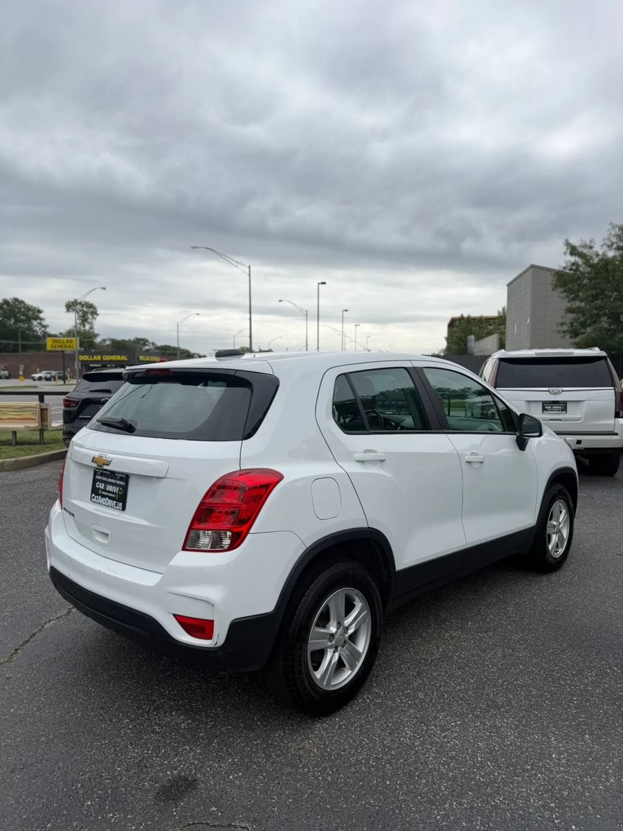 Used 2022 Chevrolet Trax LS AWD/4WD image 4
