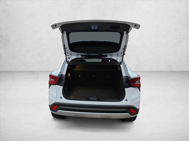 Used 2025 Chevrolet Trax LT FWD image 6