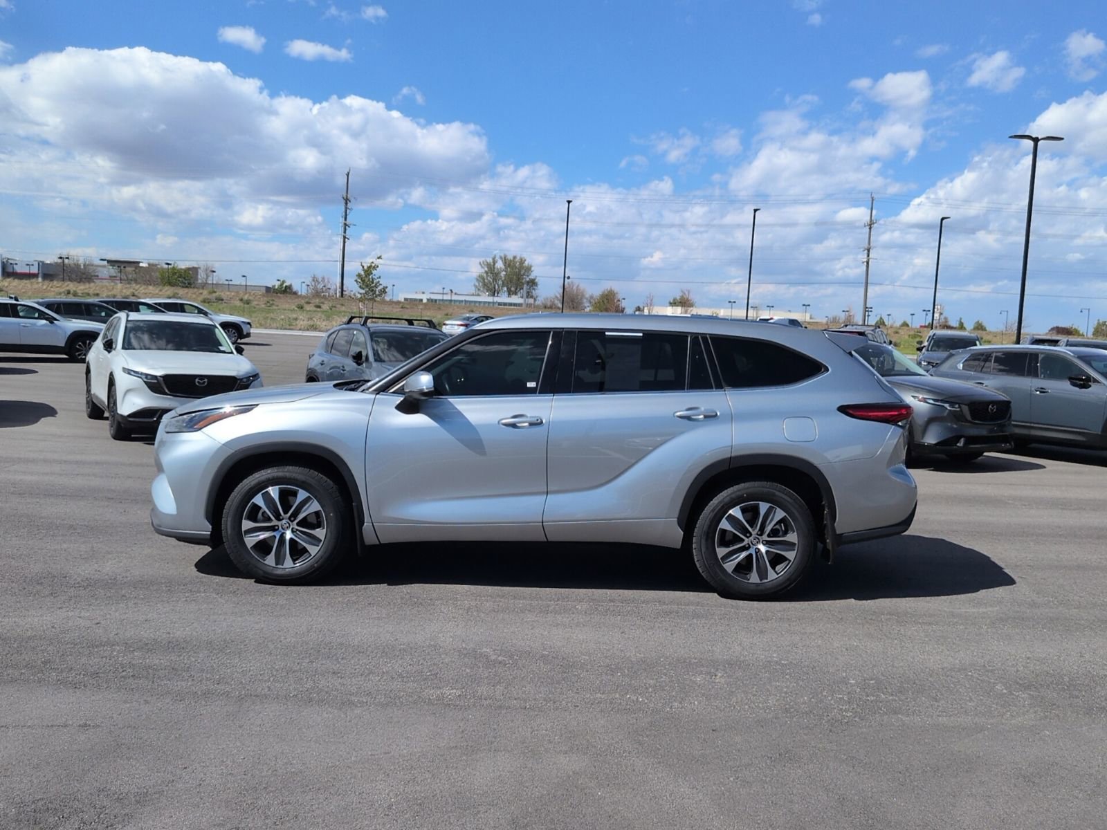 Used 2021 Toyota Highlander XLE AWD/4WD image 4