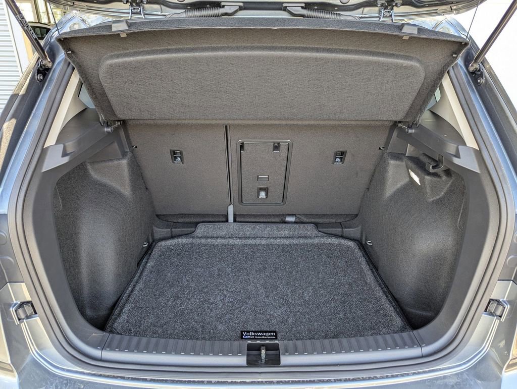 Used 2025 Volkswagen Taos SE w/ Panoramic Sunroof Package FWD image 19