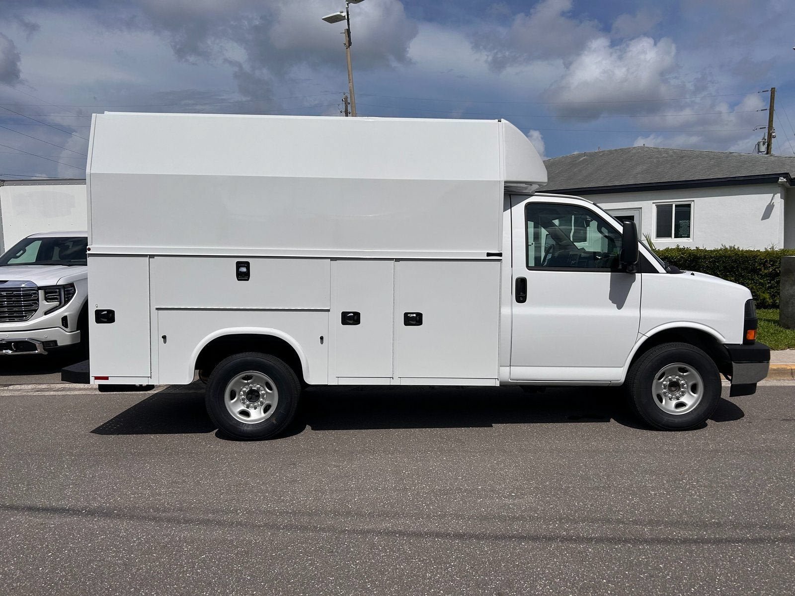 New 2025 GMC Savana 3500 w/ Power Convenience Package RWD image 2
