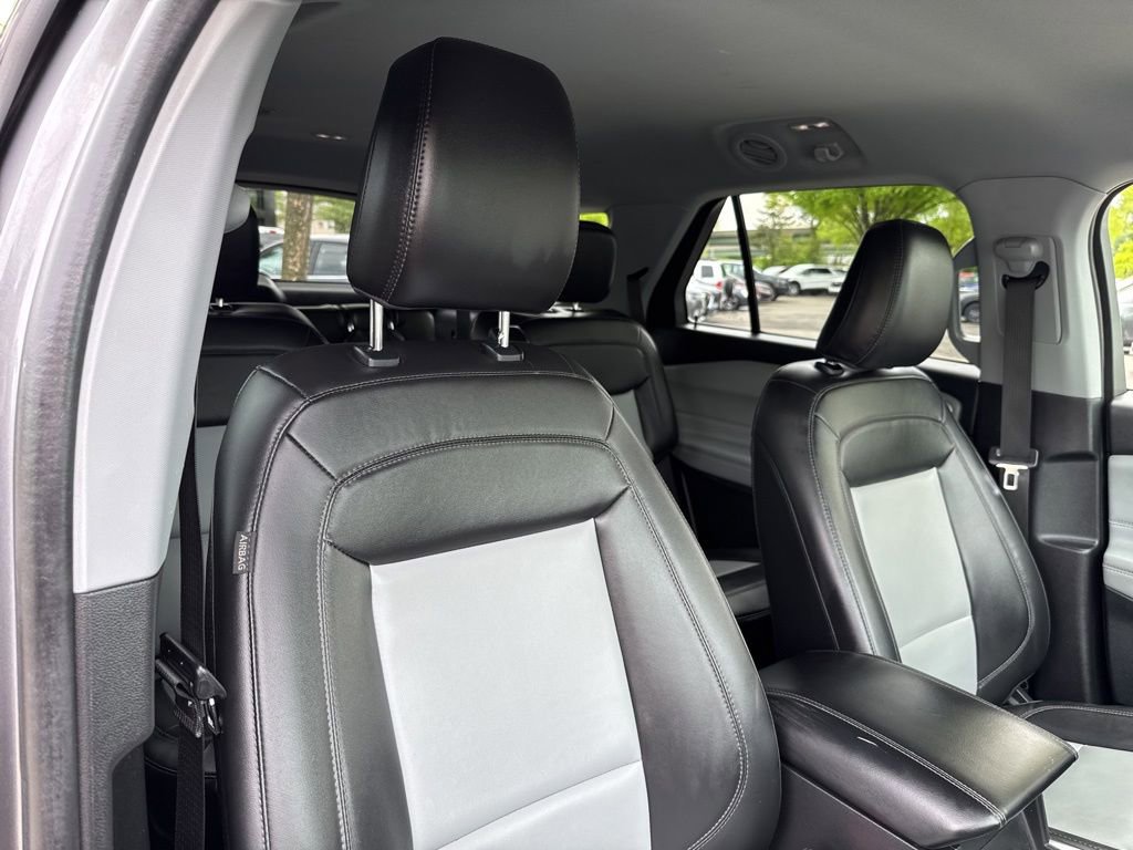 Used 2022 Ford Explorer XLT w/ Equipment Group 202A AWD/4WD image 33