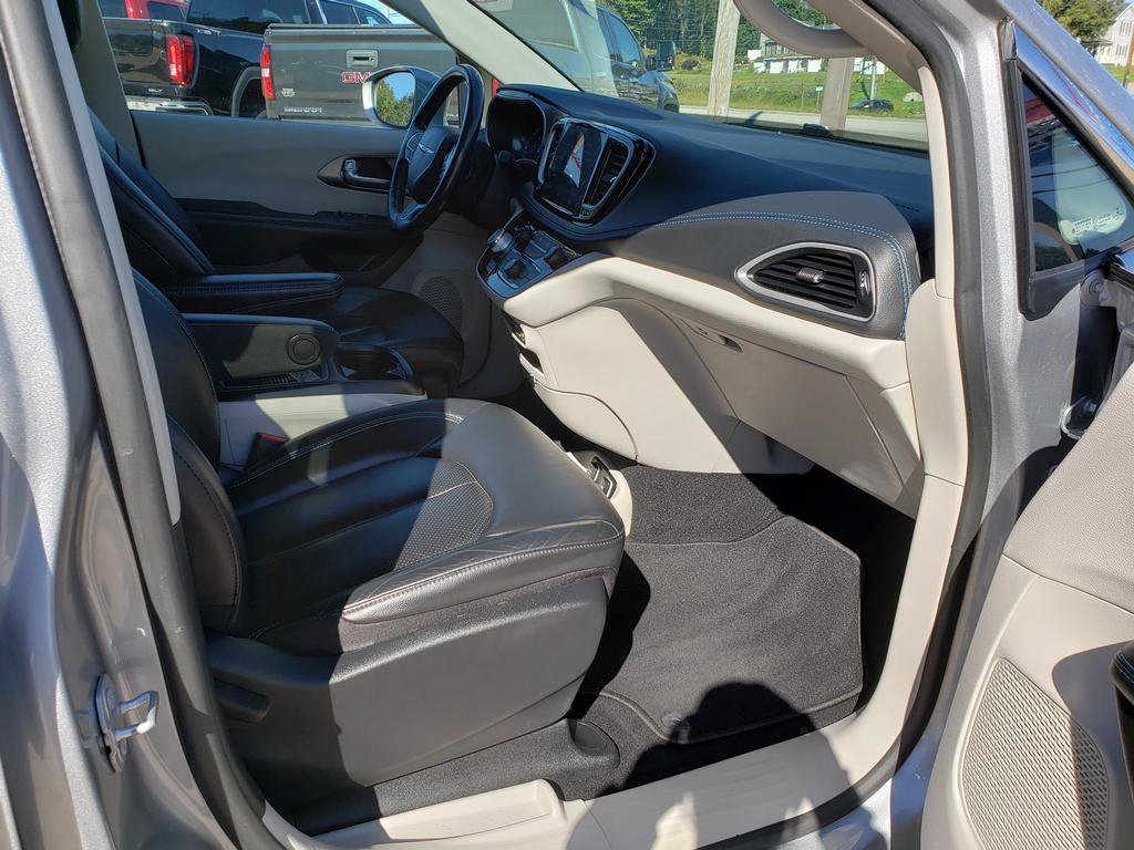 Used 2021 Chrysler Pacifica Touring-L FWD image 17