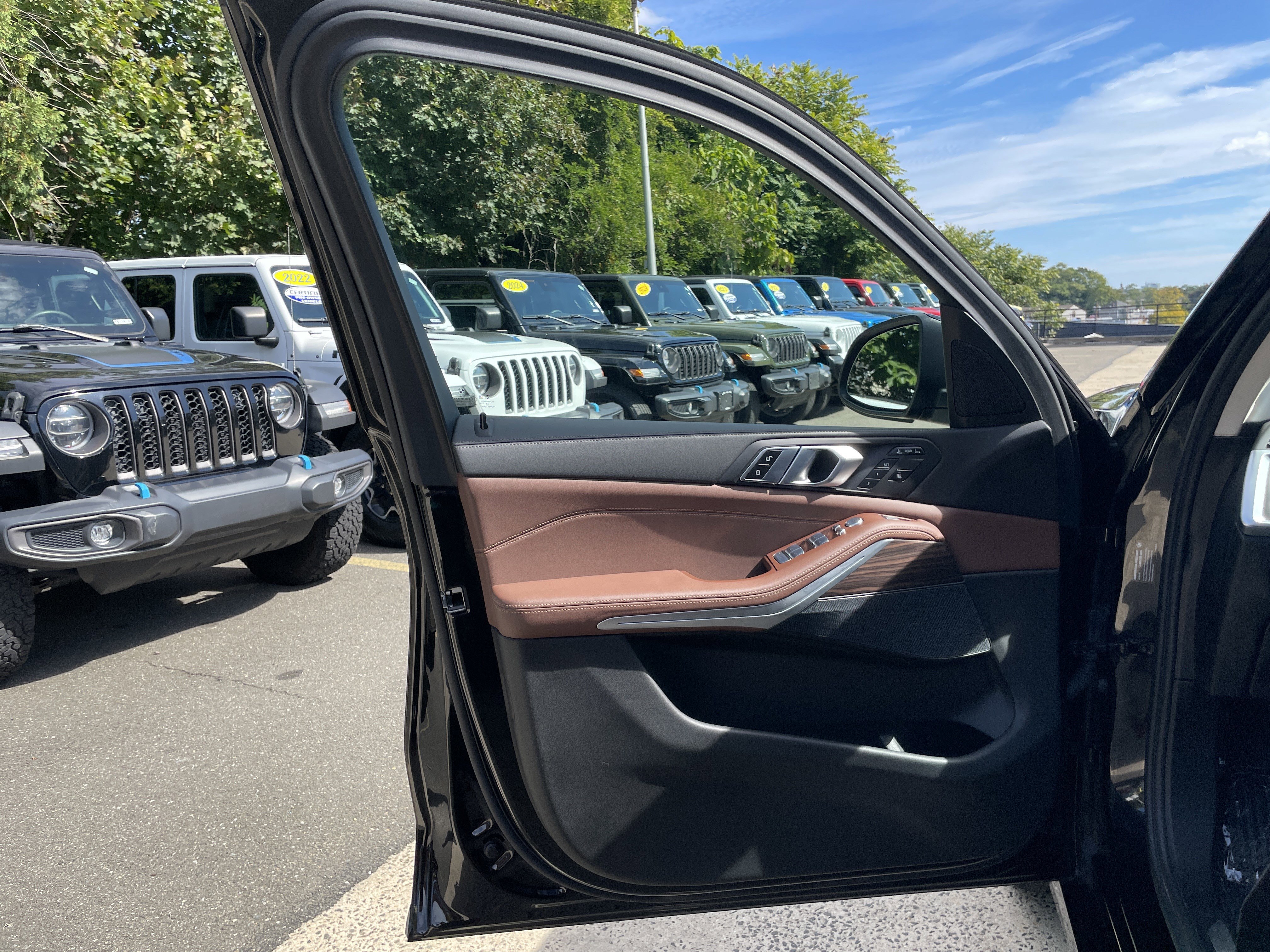 Used 2023 BMW X7 xDrive40i w/ Parking Assistance Package image 50