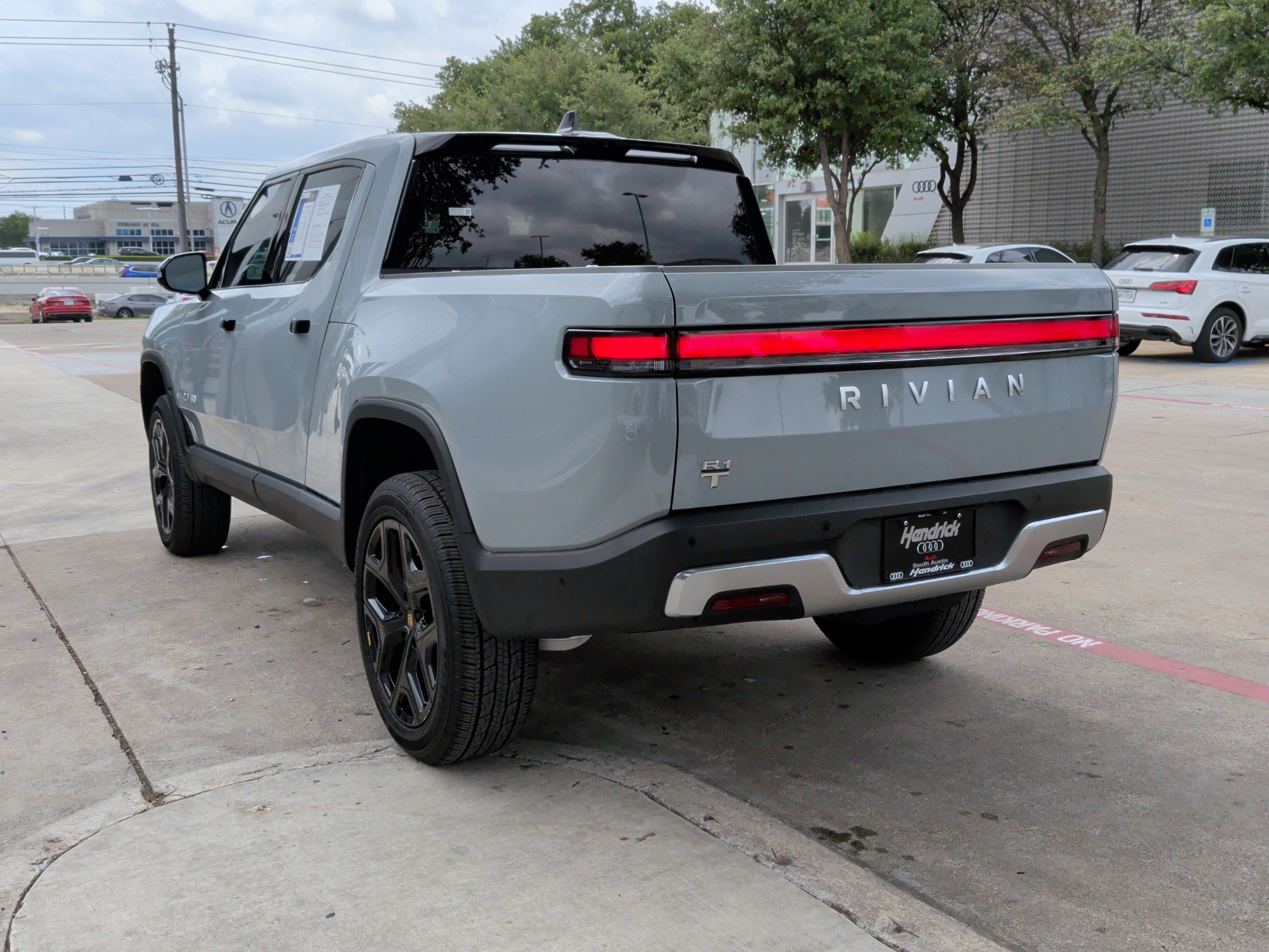 Used 2023 Rivian R1T Adventure image 8