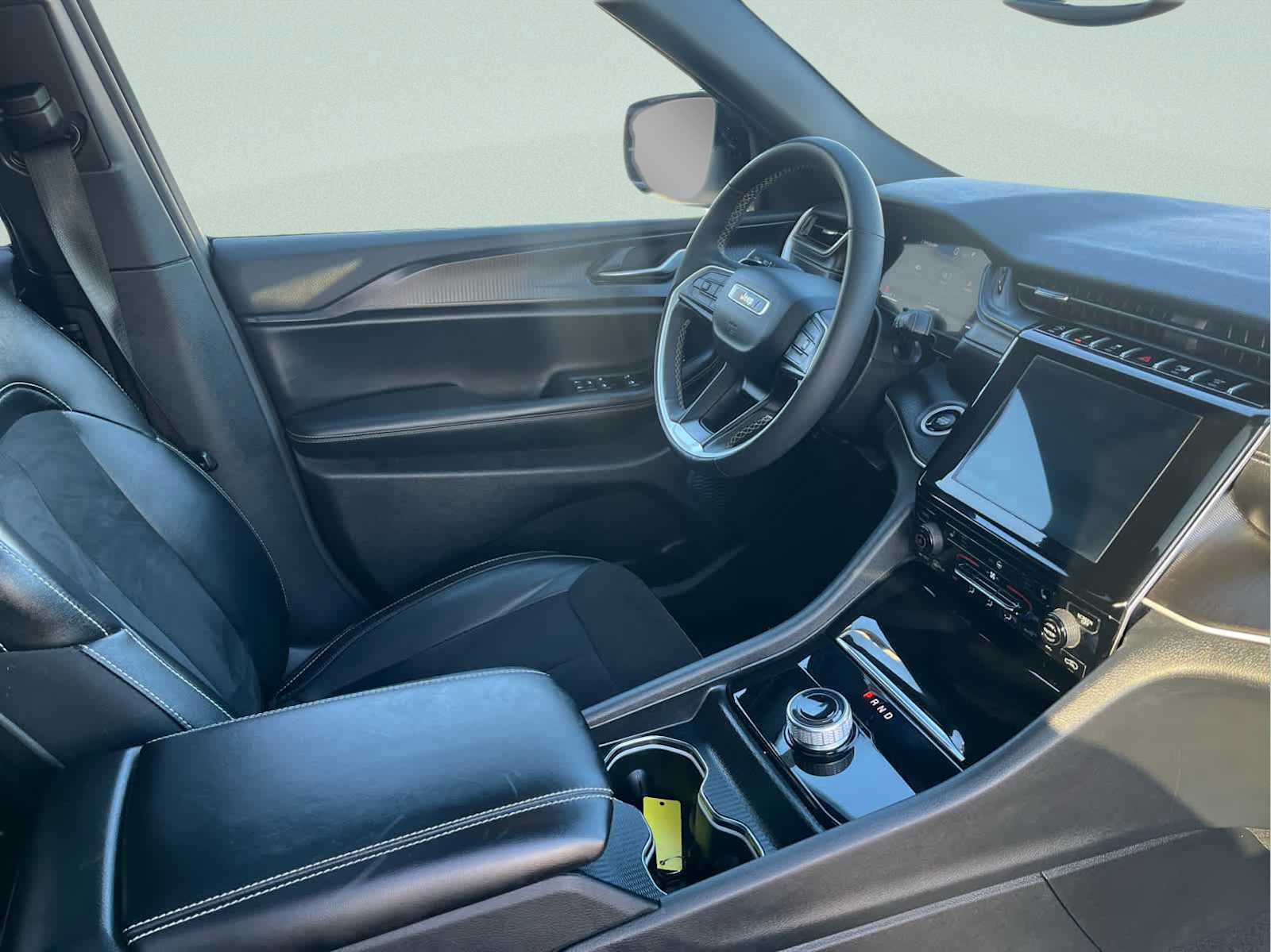 Used 2023 Jeep Grand Cherokee L Laredo image 15