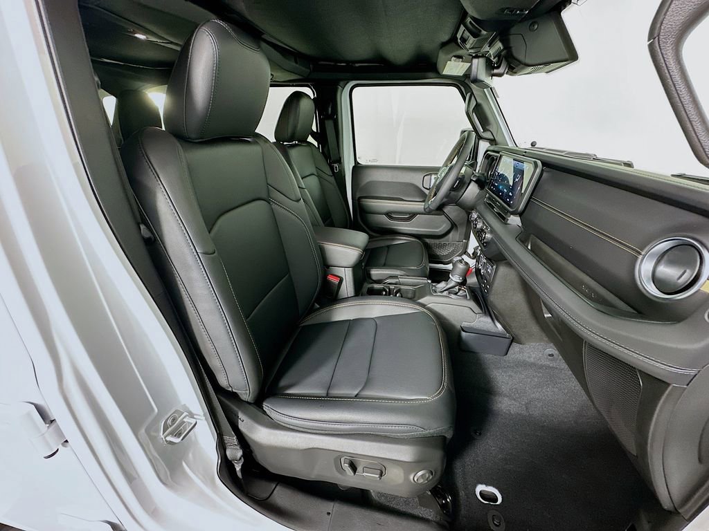 Used 2024 Jeep Wrangler Unlimited Sahara w/ Technology Group image 28