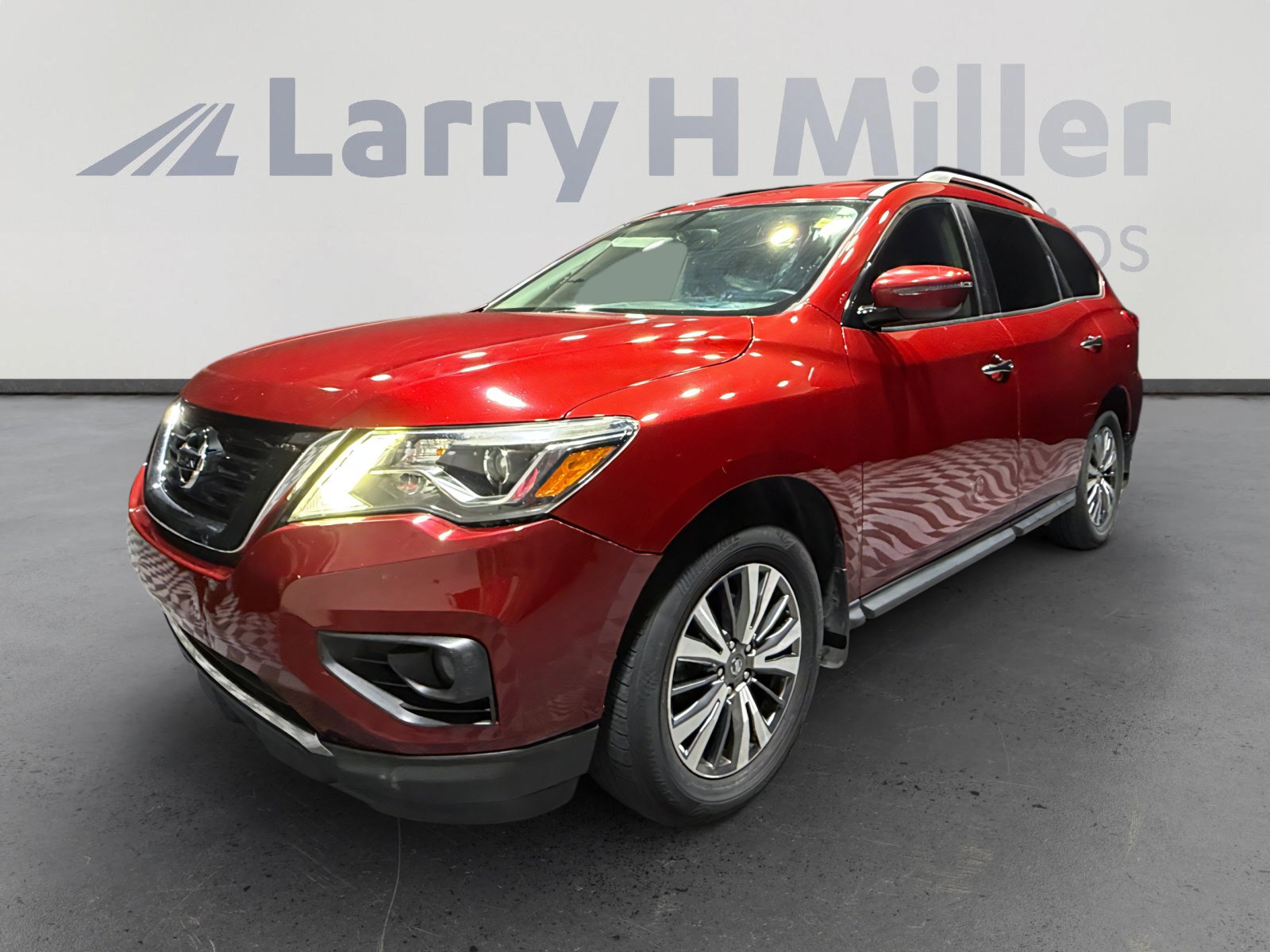 Used 2019 Nissan Pathfinder SV image 1
