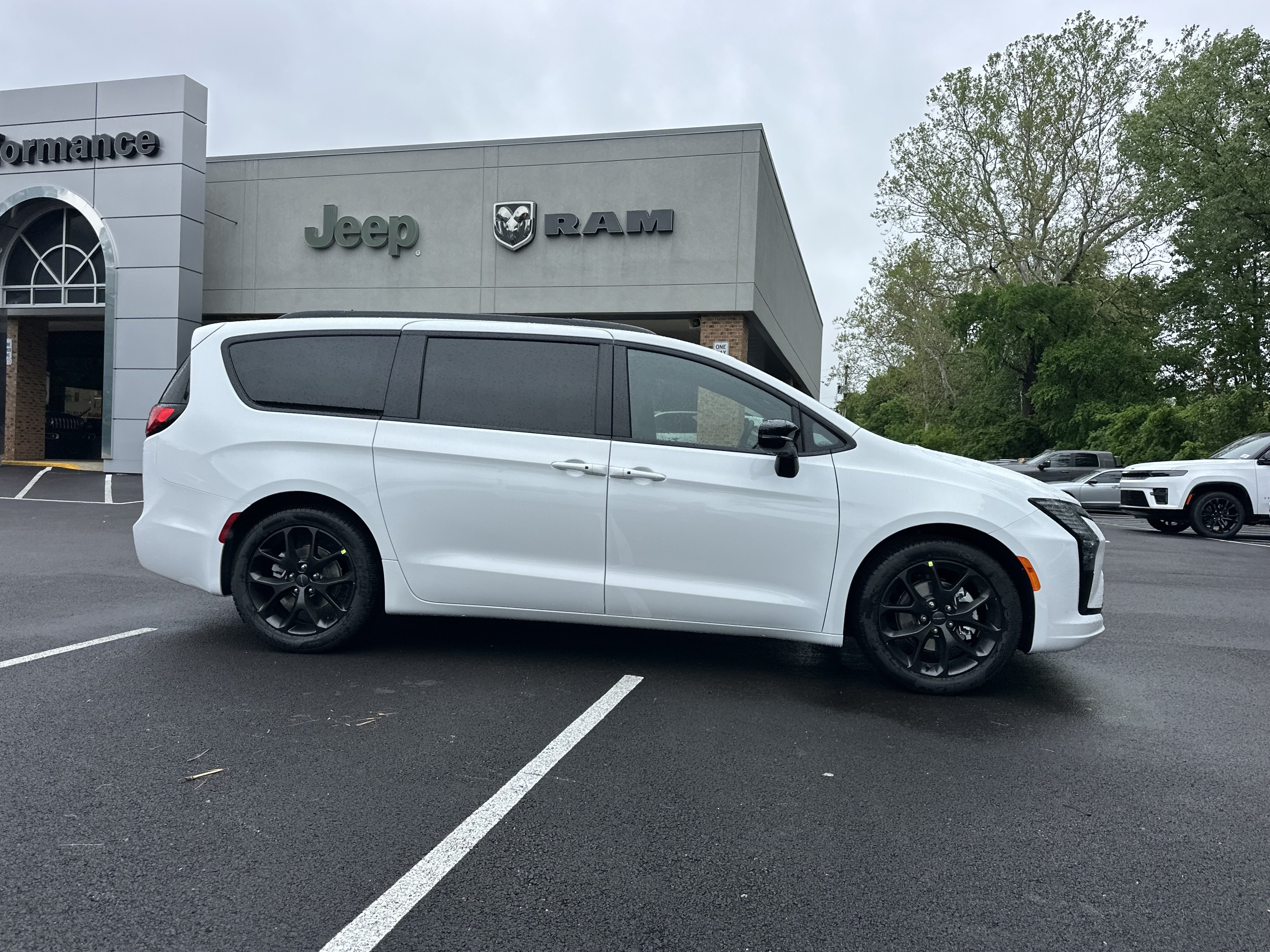 New 2027 Chrysler Pacifica Limited FWD image 19