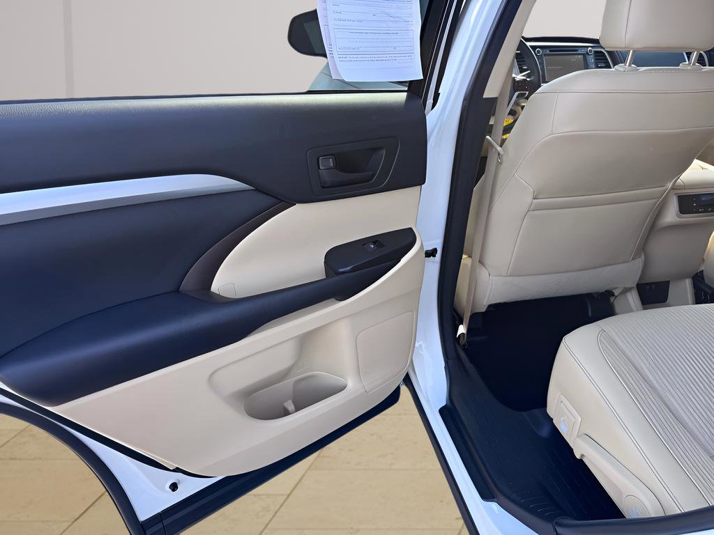 Used 2017 Toyota Highlander Plus FWD image 27