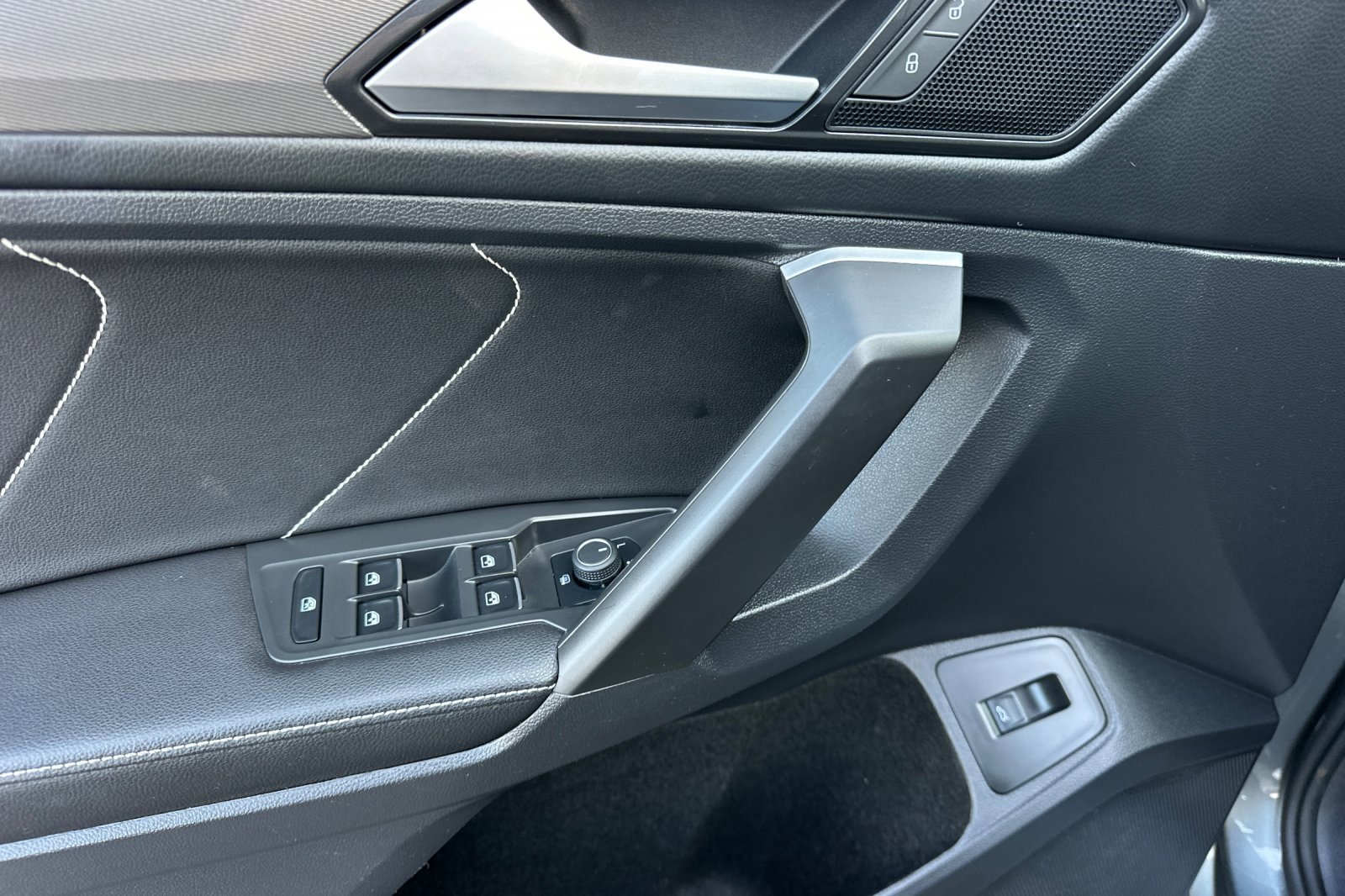 Certified 2024 Volkswagen Tiguan SE R-Line image 11