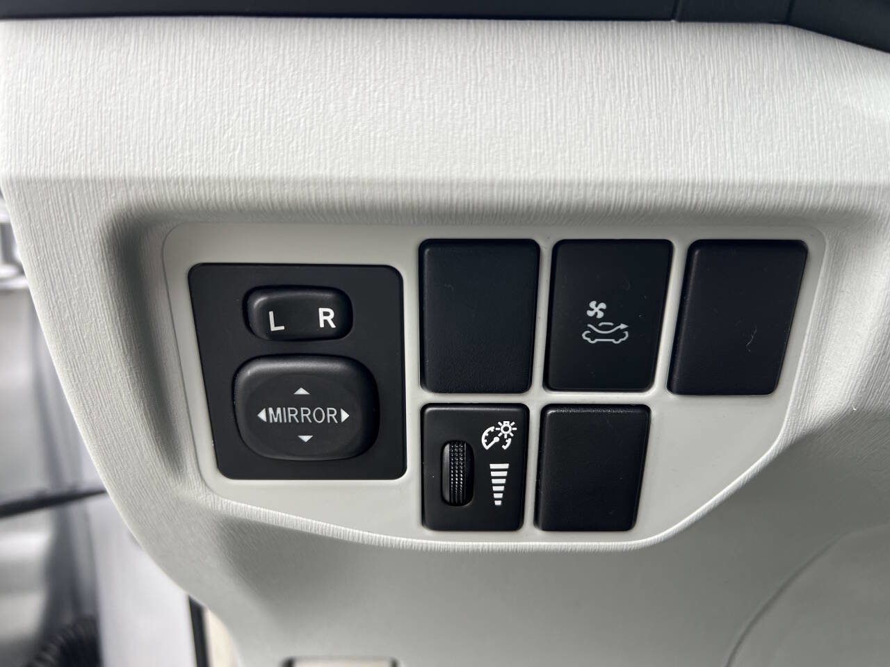 Used 2015 Toyota Prius Three w/ Solar Roof Package image 9