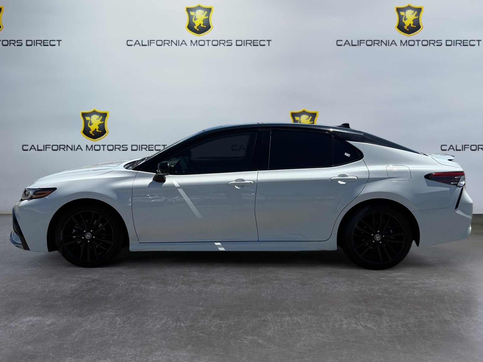 Used 2022 Toyota Camry XSE w/ Navigation Upgrade Package FWD image 2