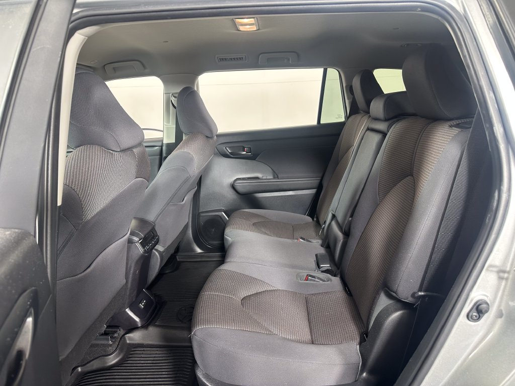 Used 2023 Toyota Highlander LE AWD/4WD image 18