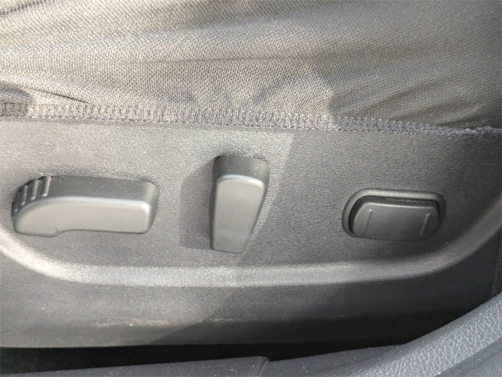 Used 2018 Nissan Rogue SV w/ Premium Package image 20