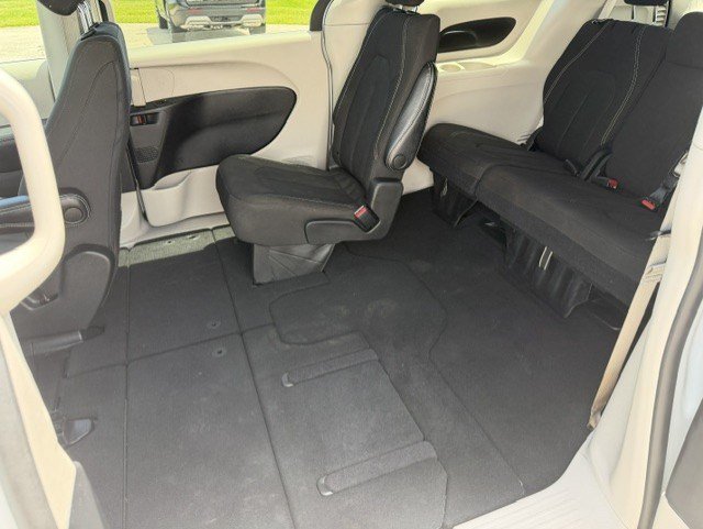 Used 2023 Chrysler Voyager LX FWD image 25