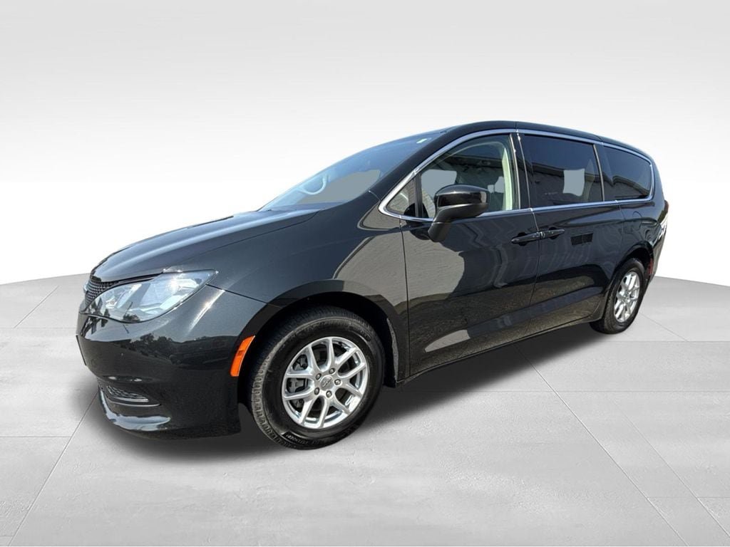 Used 2023 Chrysler Voyager LX FWD image 5