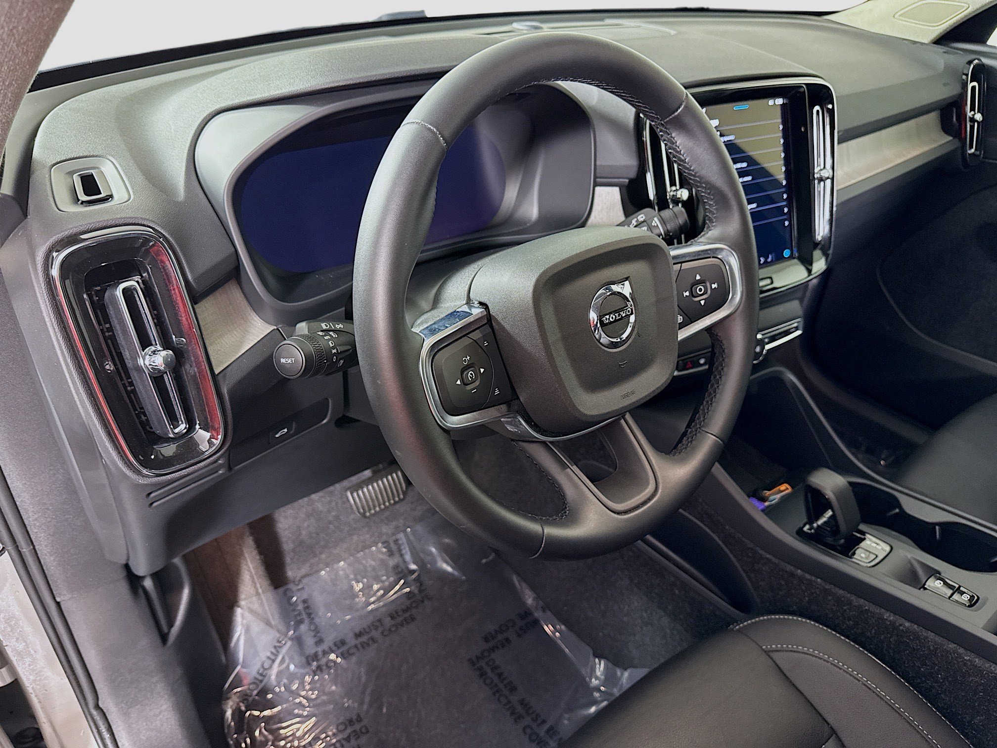 Used 2025 Volvo XC40 B5 Core image 23