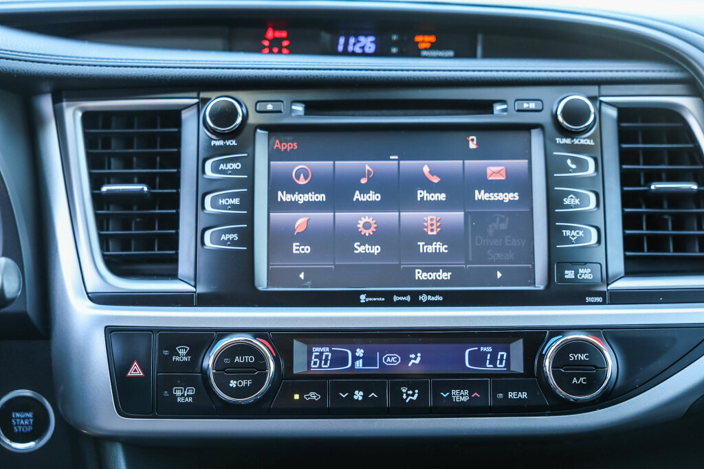 Used 2019 Toyota Highlander SE FWD image 4