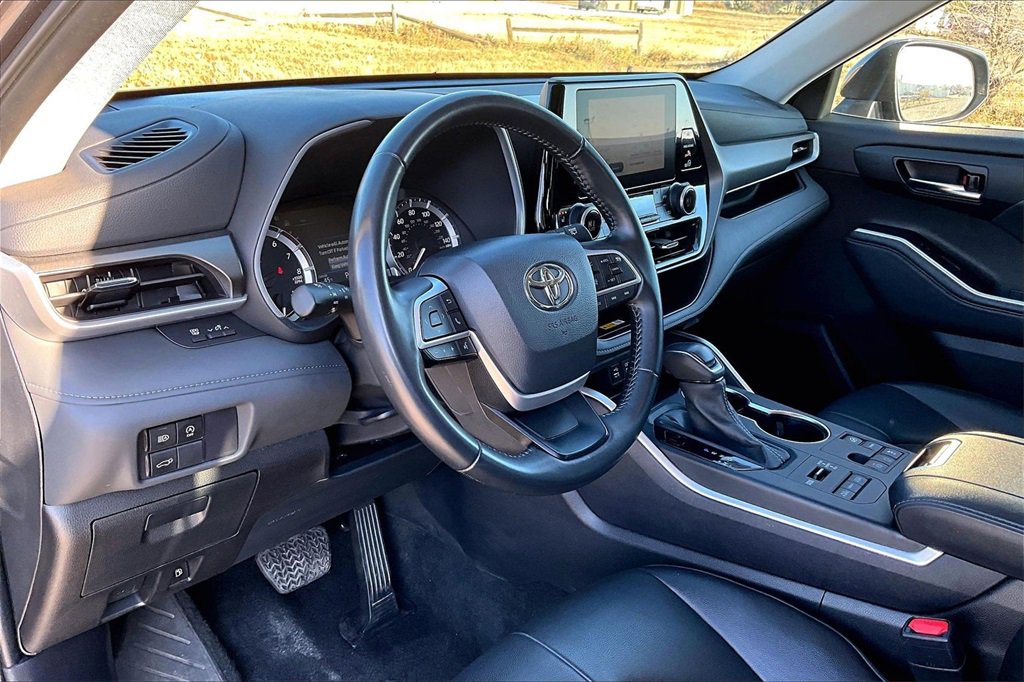 Used 2024 Toyota Highlander XLE image 12
