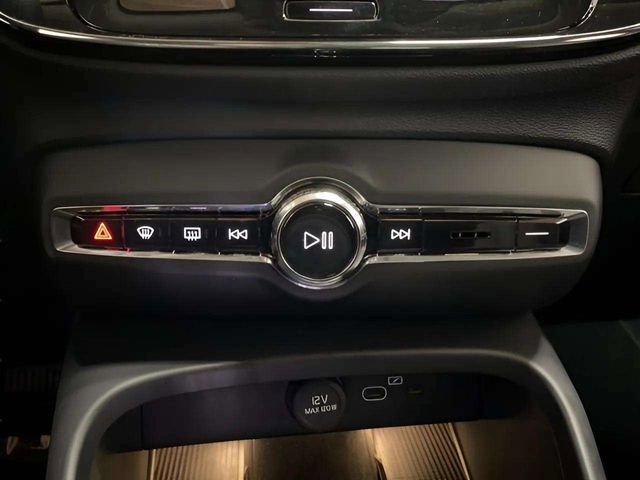 Used 2025 Volvo XC40 B5 Plus image 51