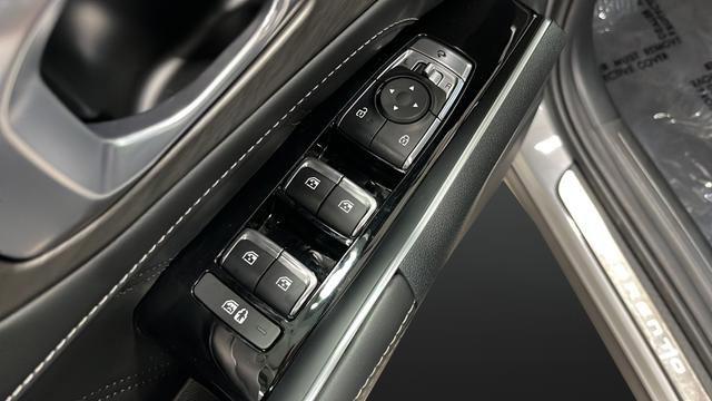 Used 2025 Kia Sorento SX AWD/4WD image 22