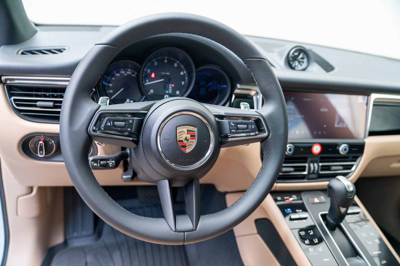 Certified 2025 Porsche Macan image 12