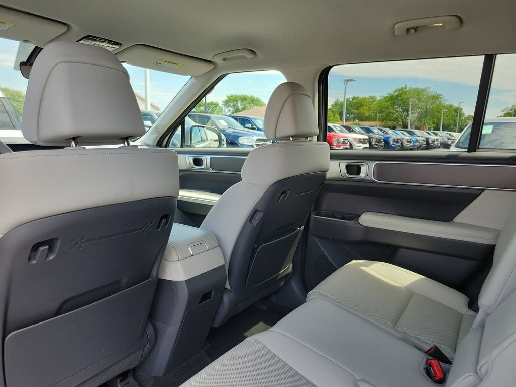 Used 2025 Hyundai Santa Fe SEL AWD/4WD image 16