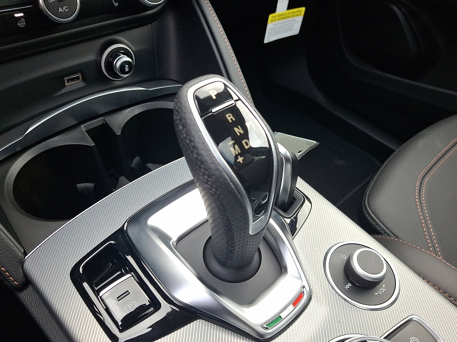 New 2025 Alfa Romeo Stelvio Sprint image 7