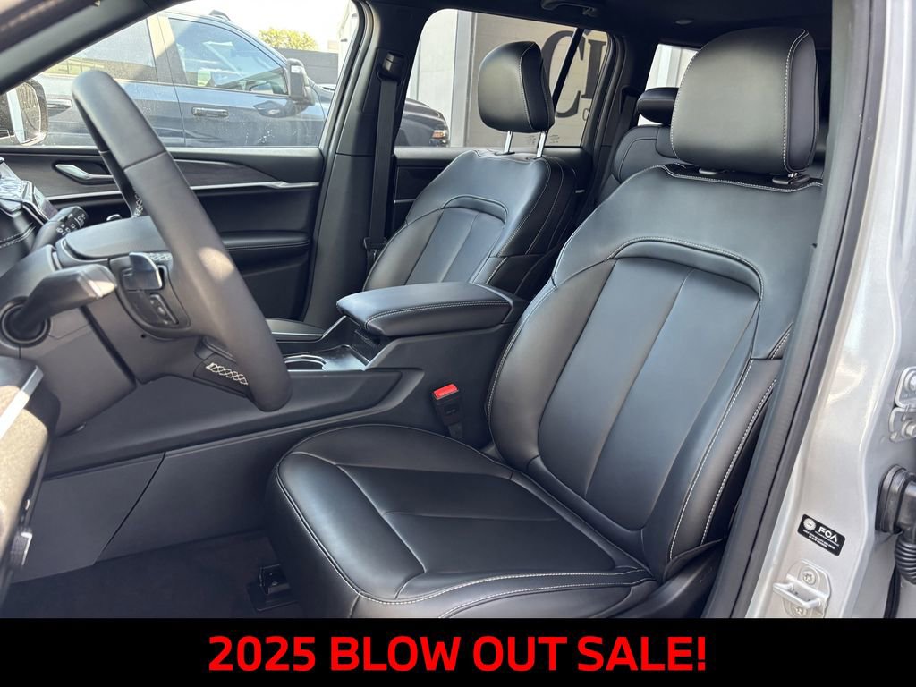 New 2025 Jeep Grand Cherokee Limited w/ Black Appearance Package image 21