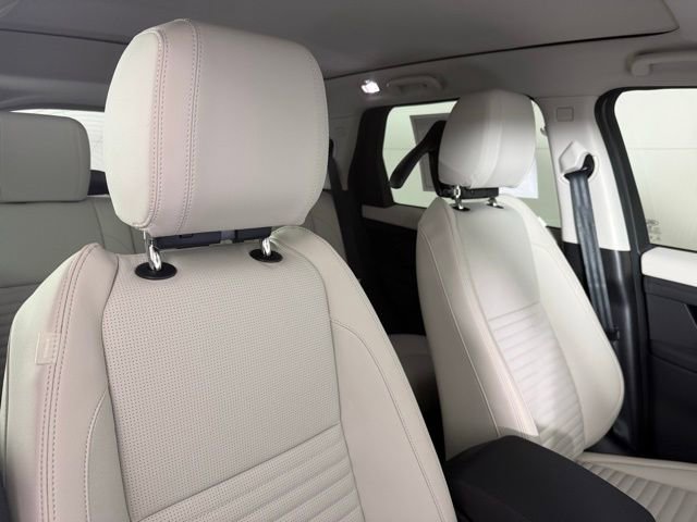 New 2025 Land Rover Discovery Sport S image 33
