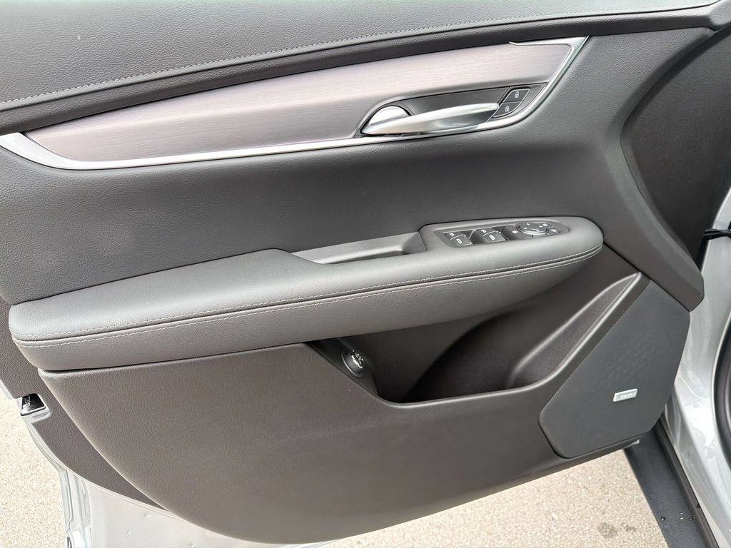 New 2026 Cadillac XT5 Luxury w/ LPO, ONYX Package FWD image 19