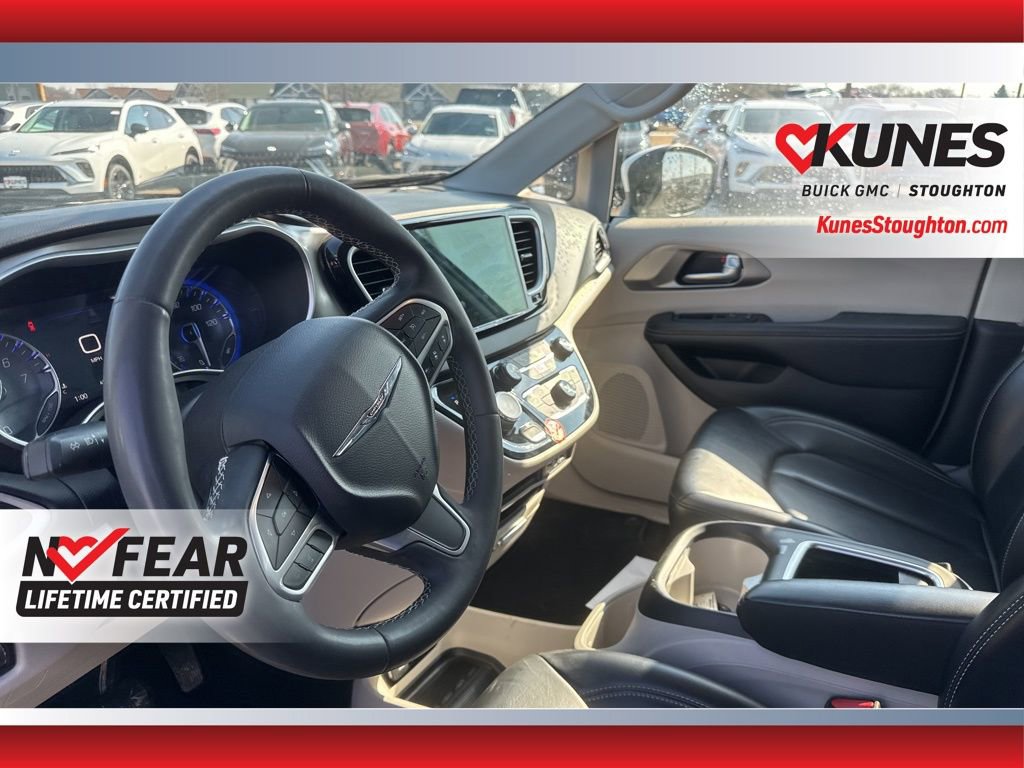 Used 2023 Chrysler Pacifica Touring-L image 21