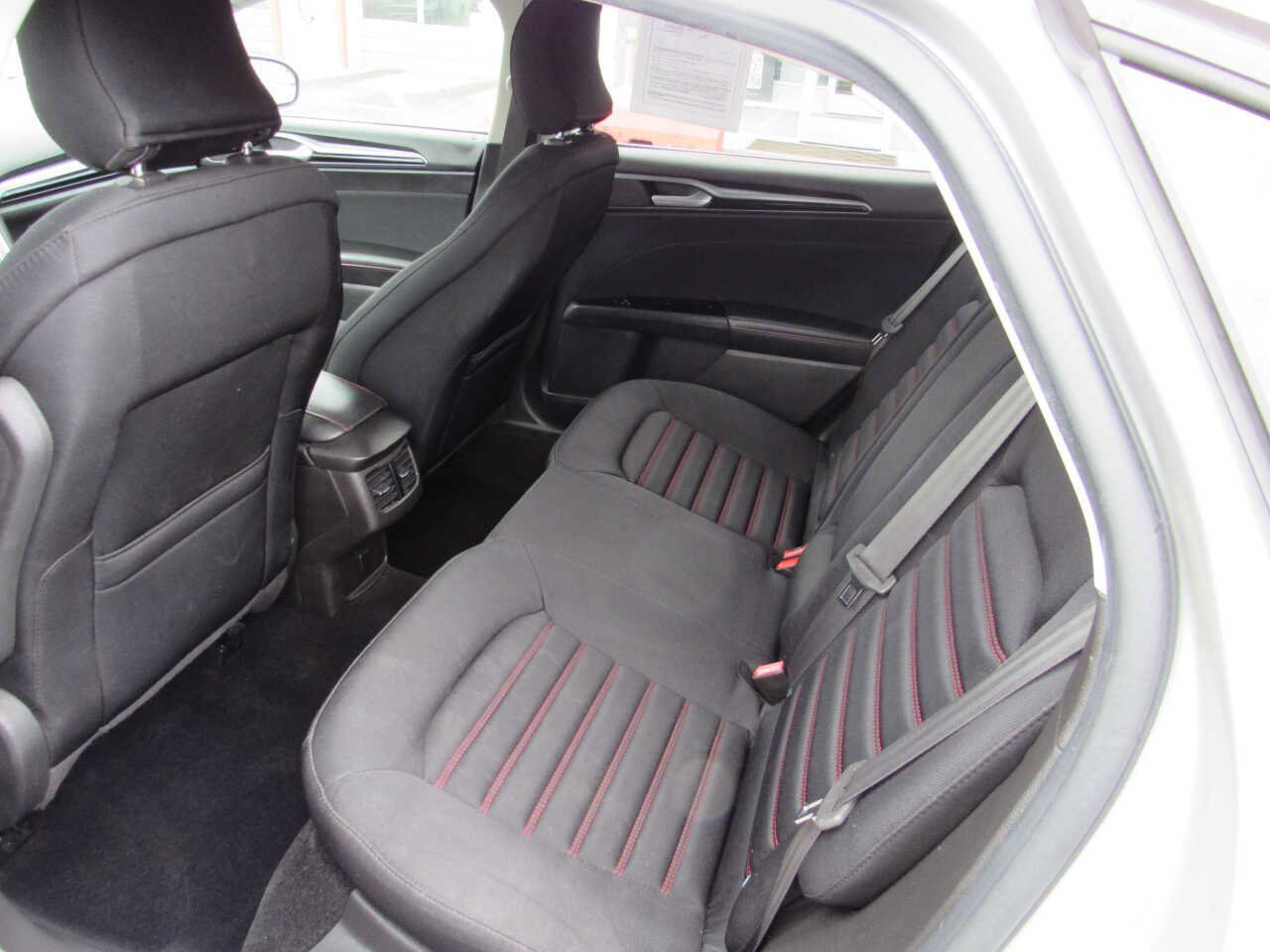 Used 2016 Ford Fusion SE w/ Equipment Group 201A image 10