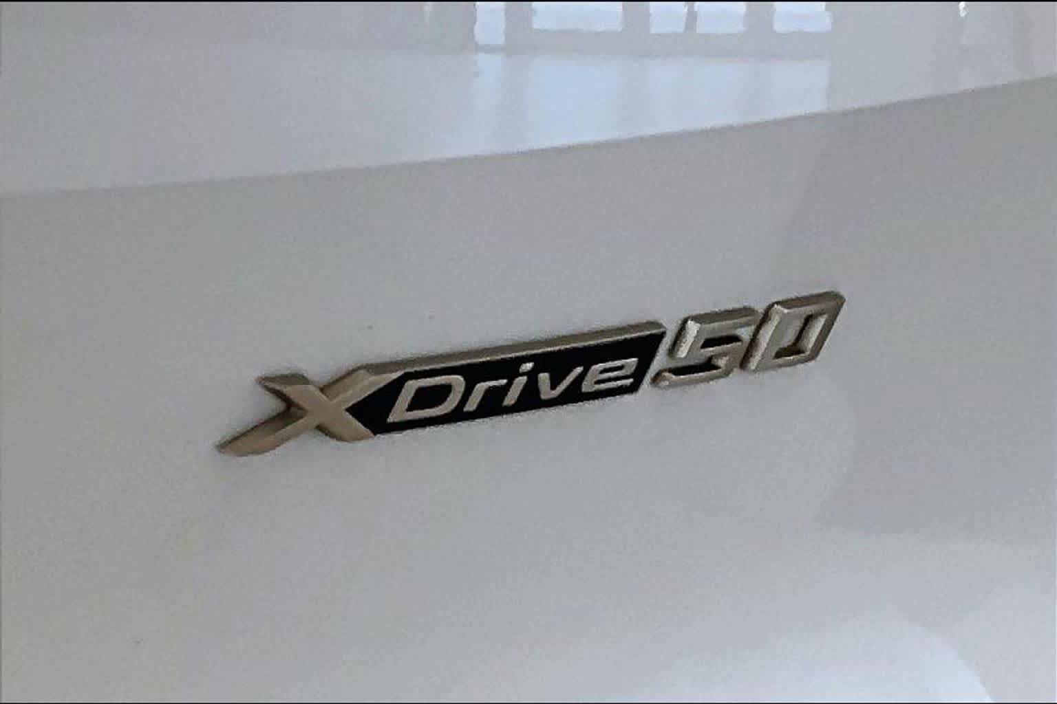 Used 2024 BMW iX xDrive50 w/ Sport Package AWD/4WD image 9