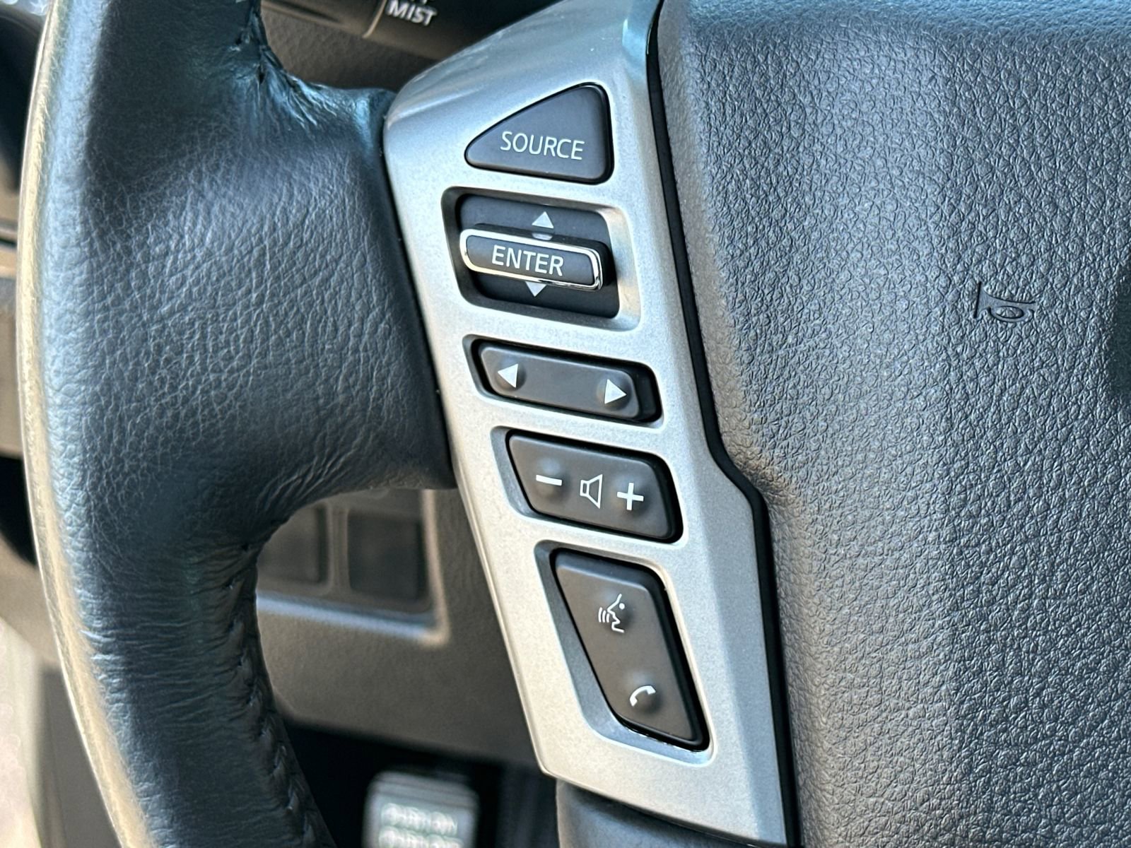 Used 2024 Nissan Titan SV w/ SV Convenience Package image 23