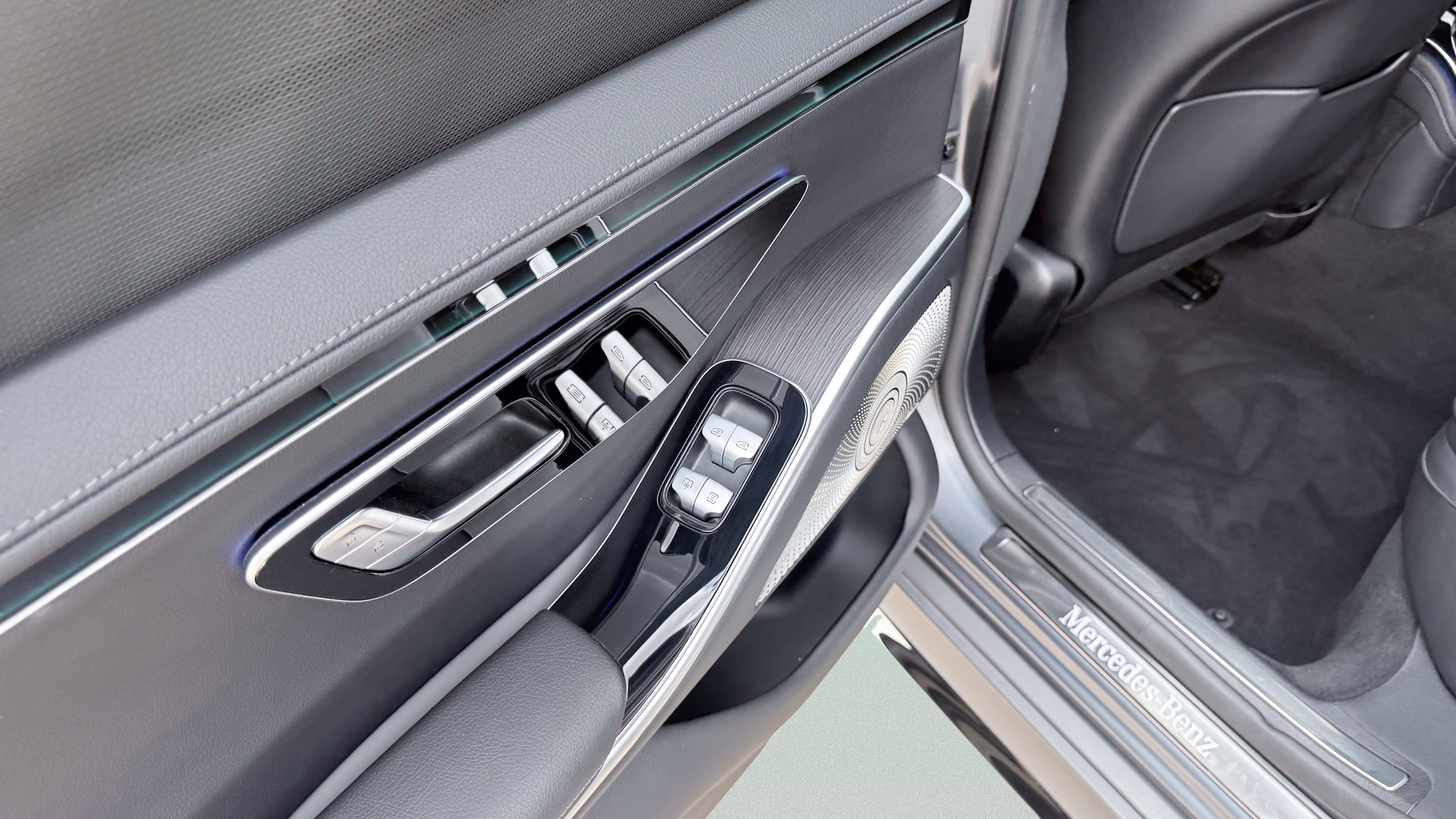 Used 2023 Mercedes-Benz S 500 4MATIC w/ AMG Line image 32
