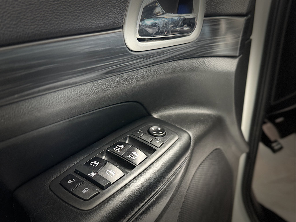 Used 2020 Jeep Grand Cherokee Altitude AWD/4WD image 15
