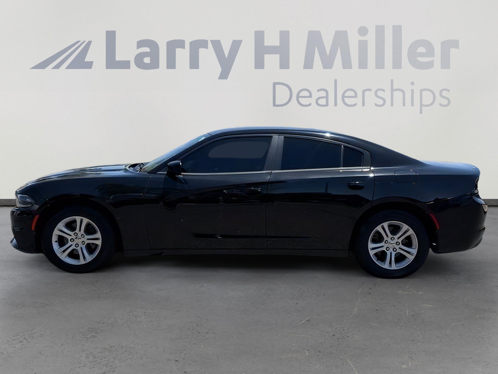 Used 2019 Dodge Charger SXT RWD image 2