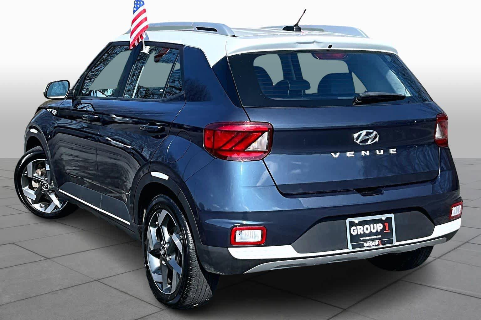 Used 2024 Hyundai Venue Limited FWD image 11