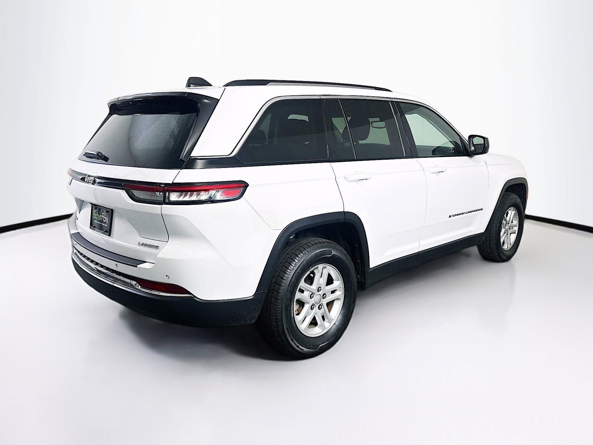 Used 2023 Jeep Grand Cherokee Laredo w/ Luxury Tech Group I AWD/4WD image 9