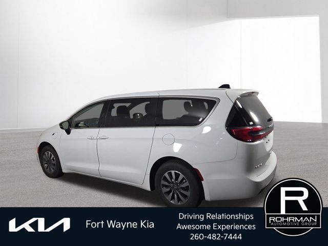 Used 2024 Chrysler Pacifica Select image 10