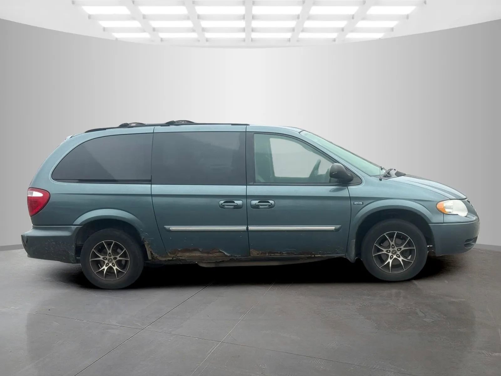 Used 2007 Chrysler Town & Country Touring image 3