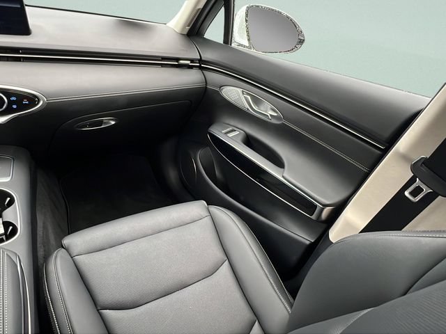 Certified 2025 Genesis GV70 2.5T AWD/4WD image 13