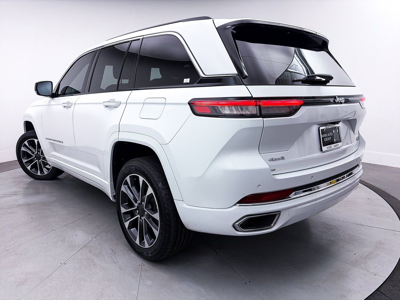 Used 2023 Jeep Grand Cherokee Overland image 2