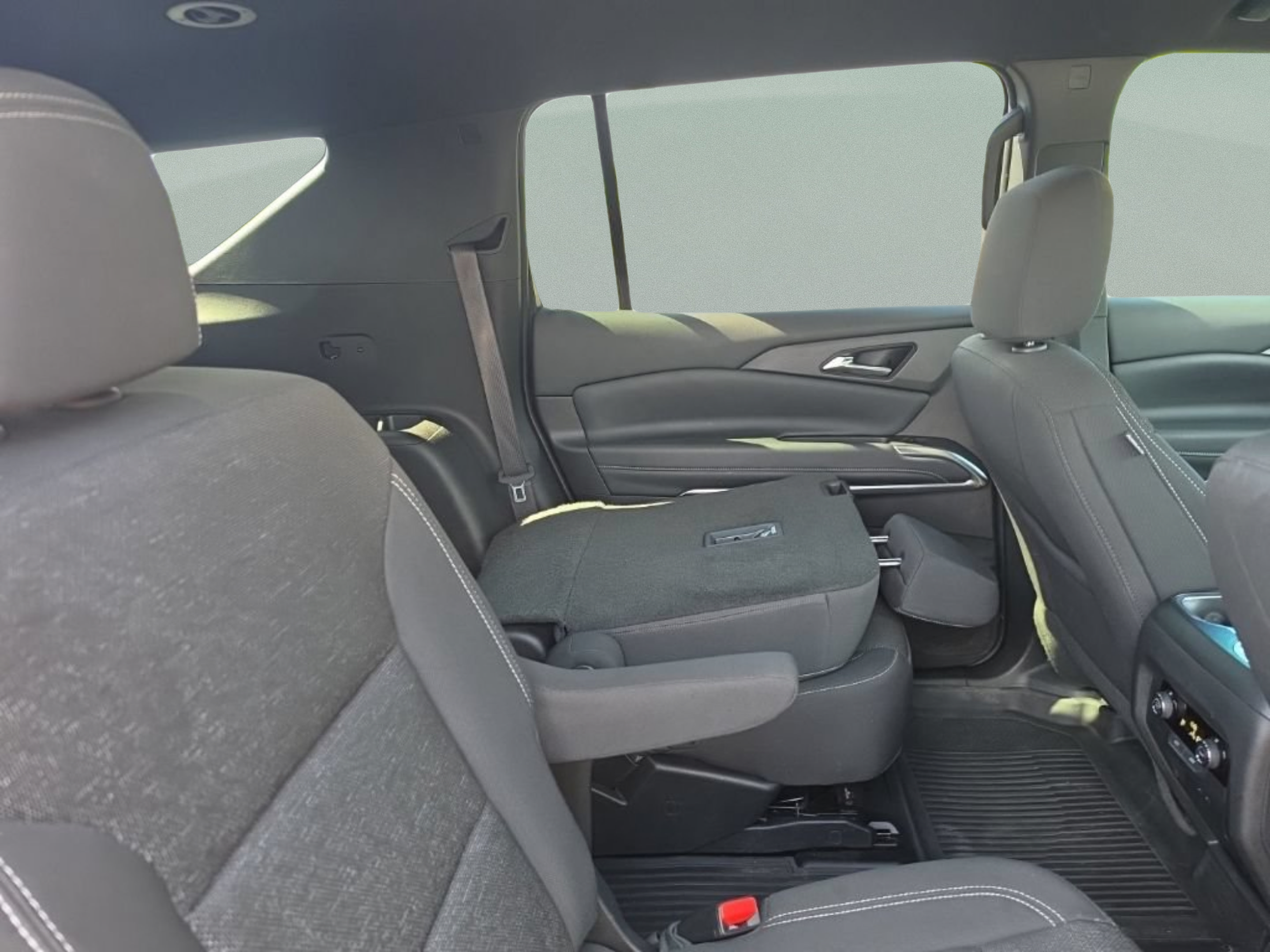 Used 2025 Chevrolet Traverse LT w/ LPO, Floor Liner Package FWD image 28